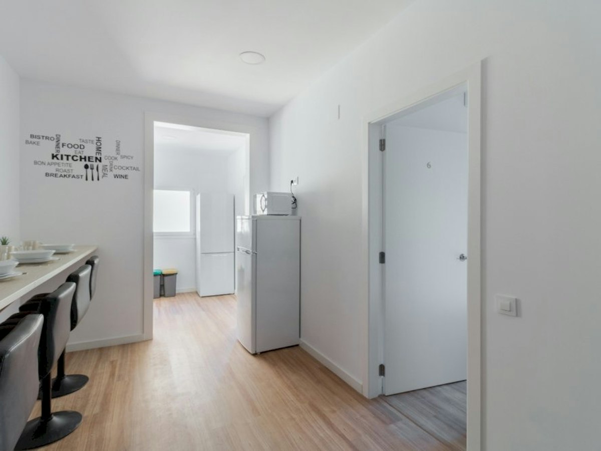 Furnished room in a 8-person shared flat in Eixample · 2