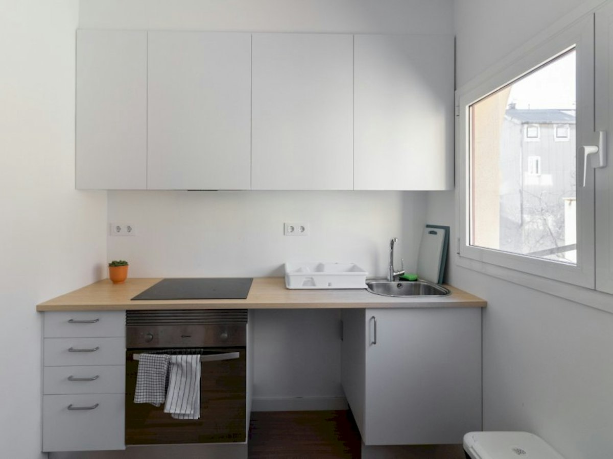 Furnished room in a 8-person shared flat in Eixample · 3