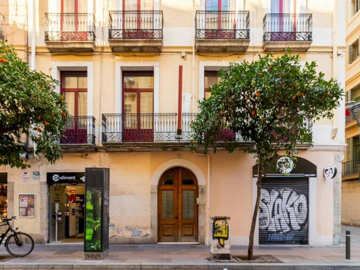 Furnished room in a 8-person shared flat in Eixample · 4
