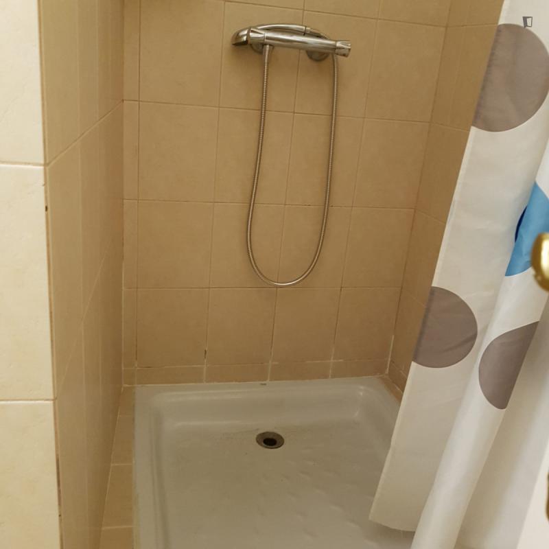Furnished room in a 5-person shared flat in Ciutat Vella · 2