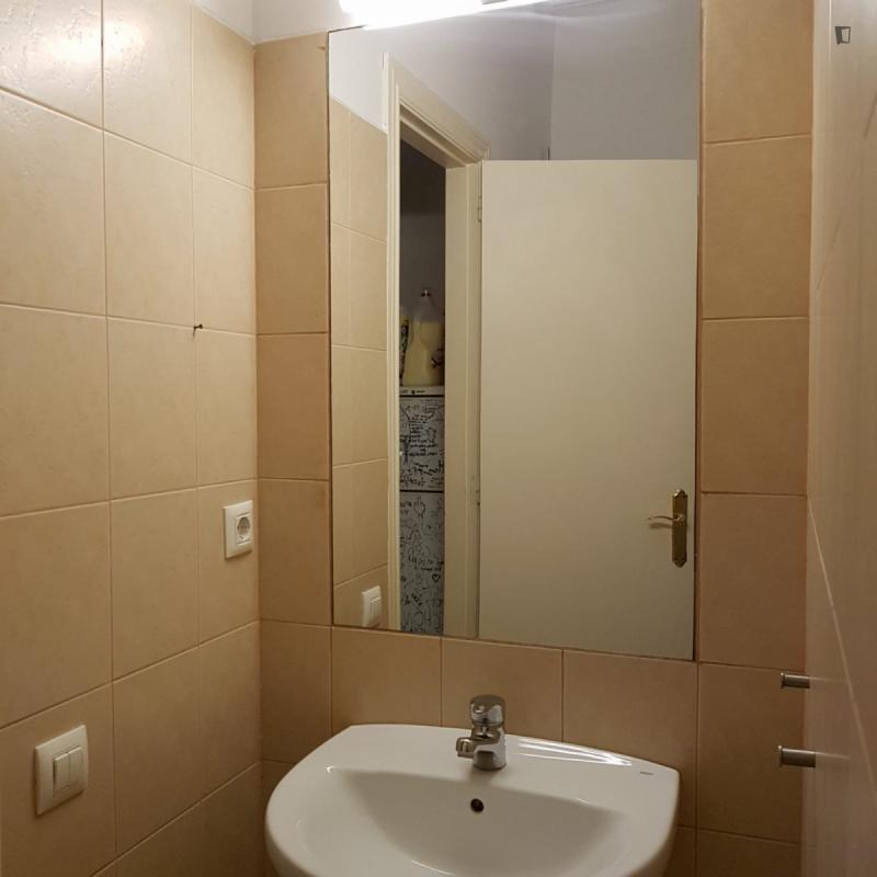 Furnished room in a 5-person shared flat in Ciutat Vella · 3