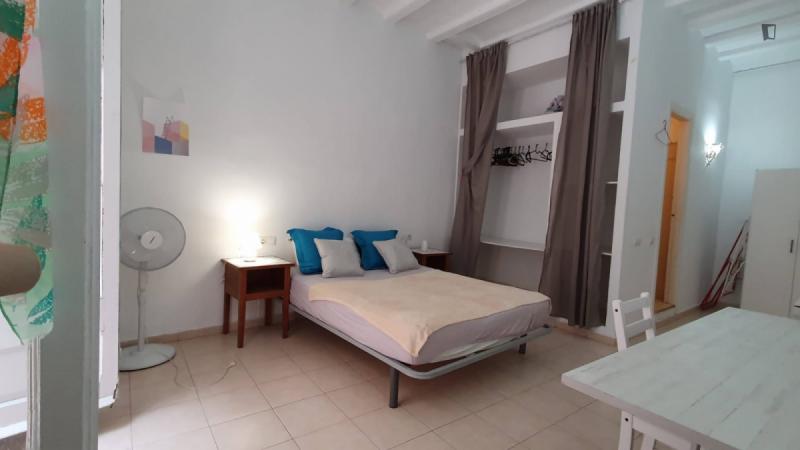 Furnished room in a 5-person shared flat in Ciutat Vella · 4