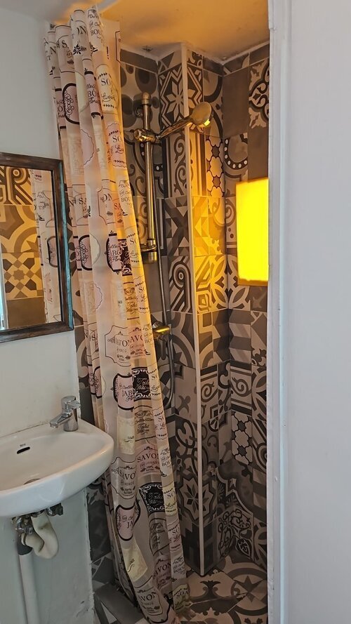 Room in a 5-person shared flat in Eixample · 4