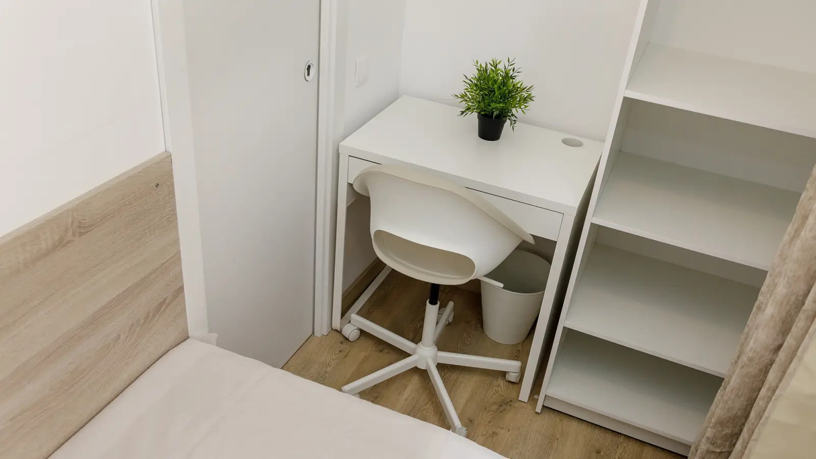 Furnished room in a shared flat in L'Hospitalet · 3