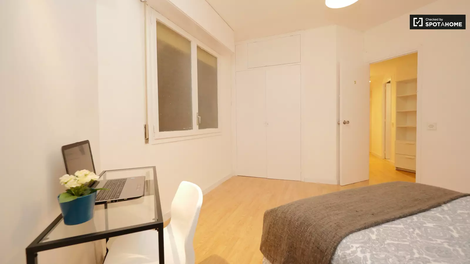 Furnished room in a 5-person shared flat in Sant Martí · 3