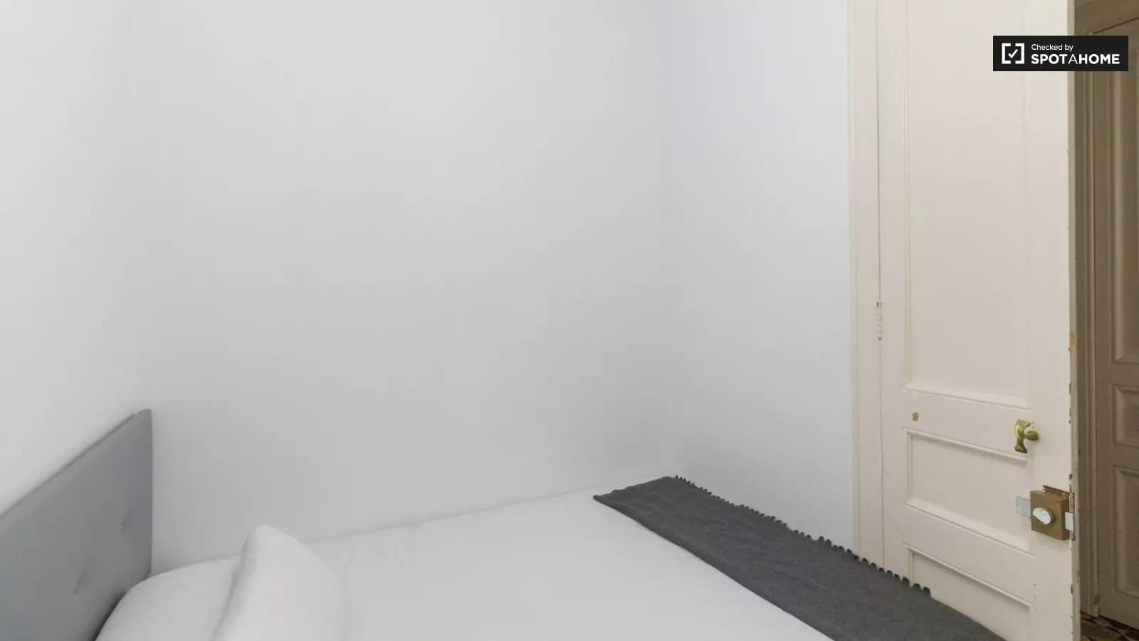 Habitación amueblada en piso compartido de 9 personas en Eixample · 2