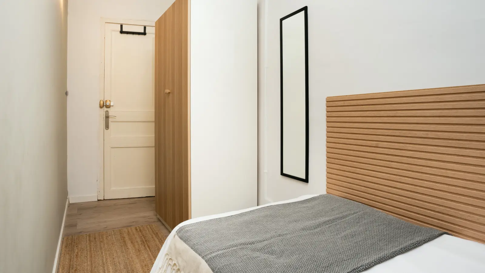 Habitación amueblada en piso compartido de 7 personas en Eixample · 2