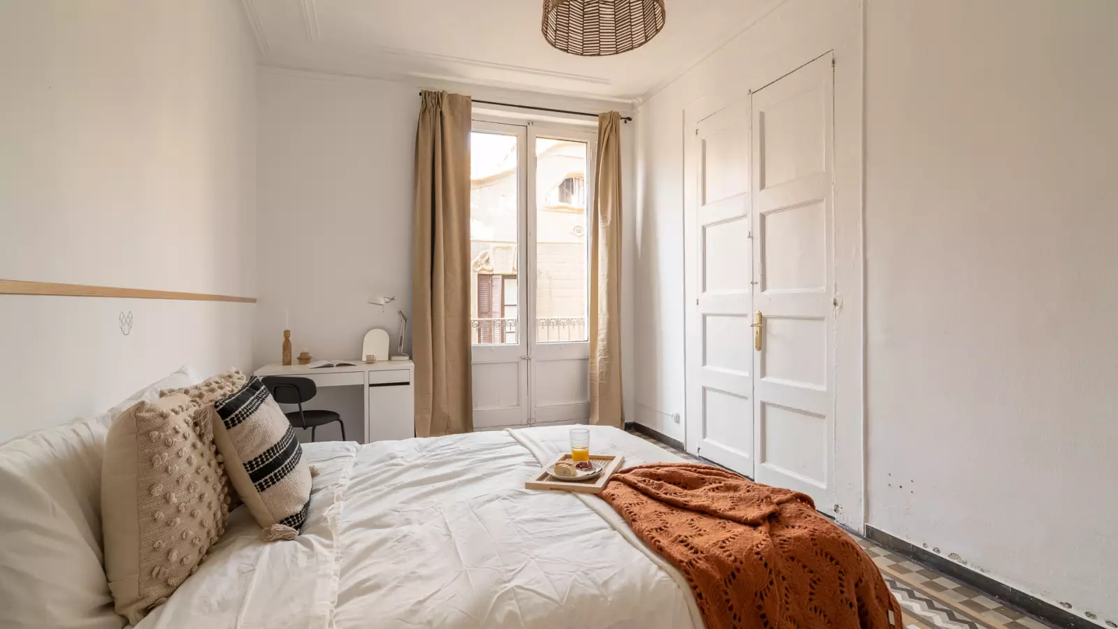 Furnished room in a shared flat in Ciutat Vella · 2