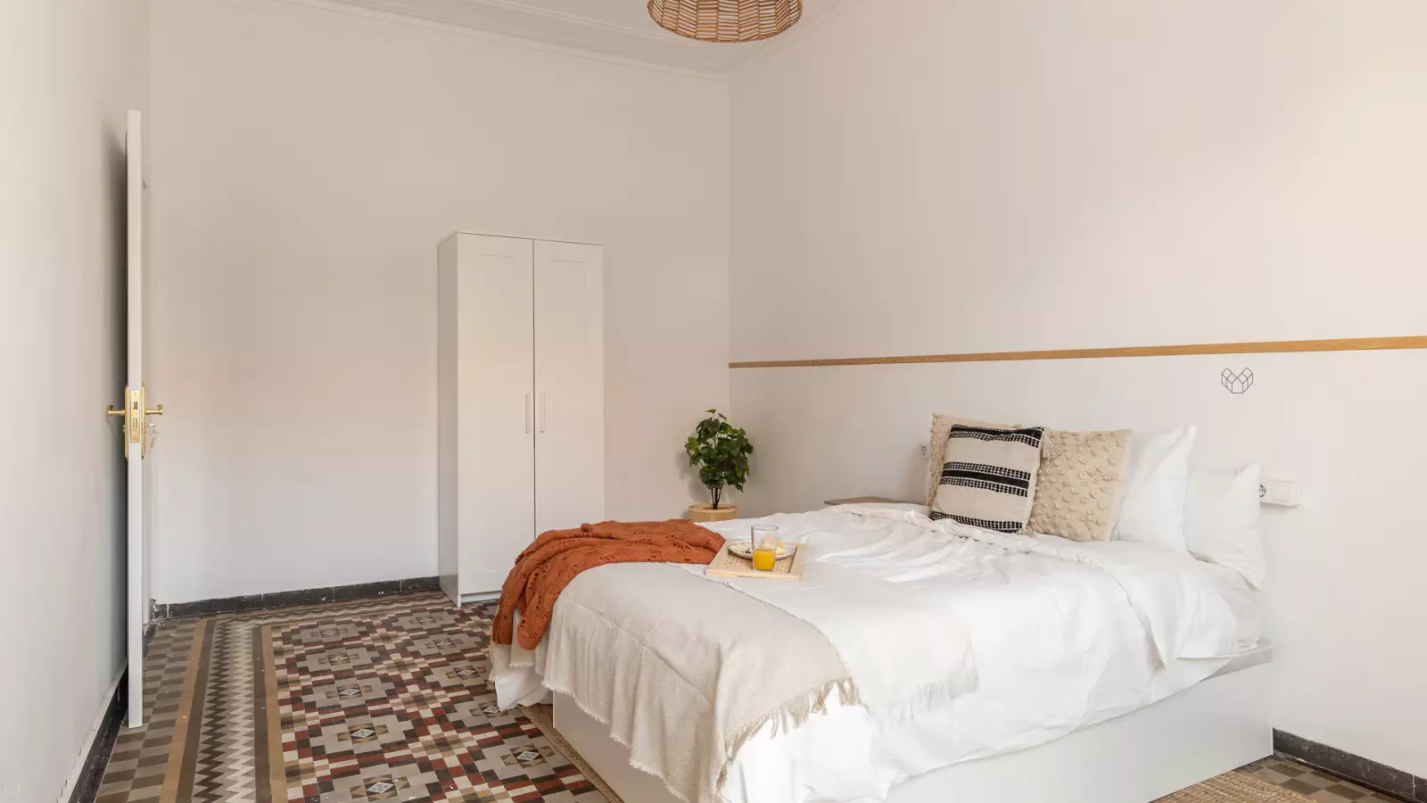 Furnished room in a shared flat in Ciutat Vella · 3