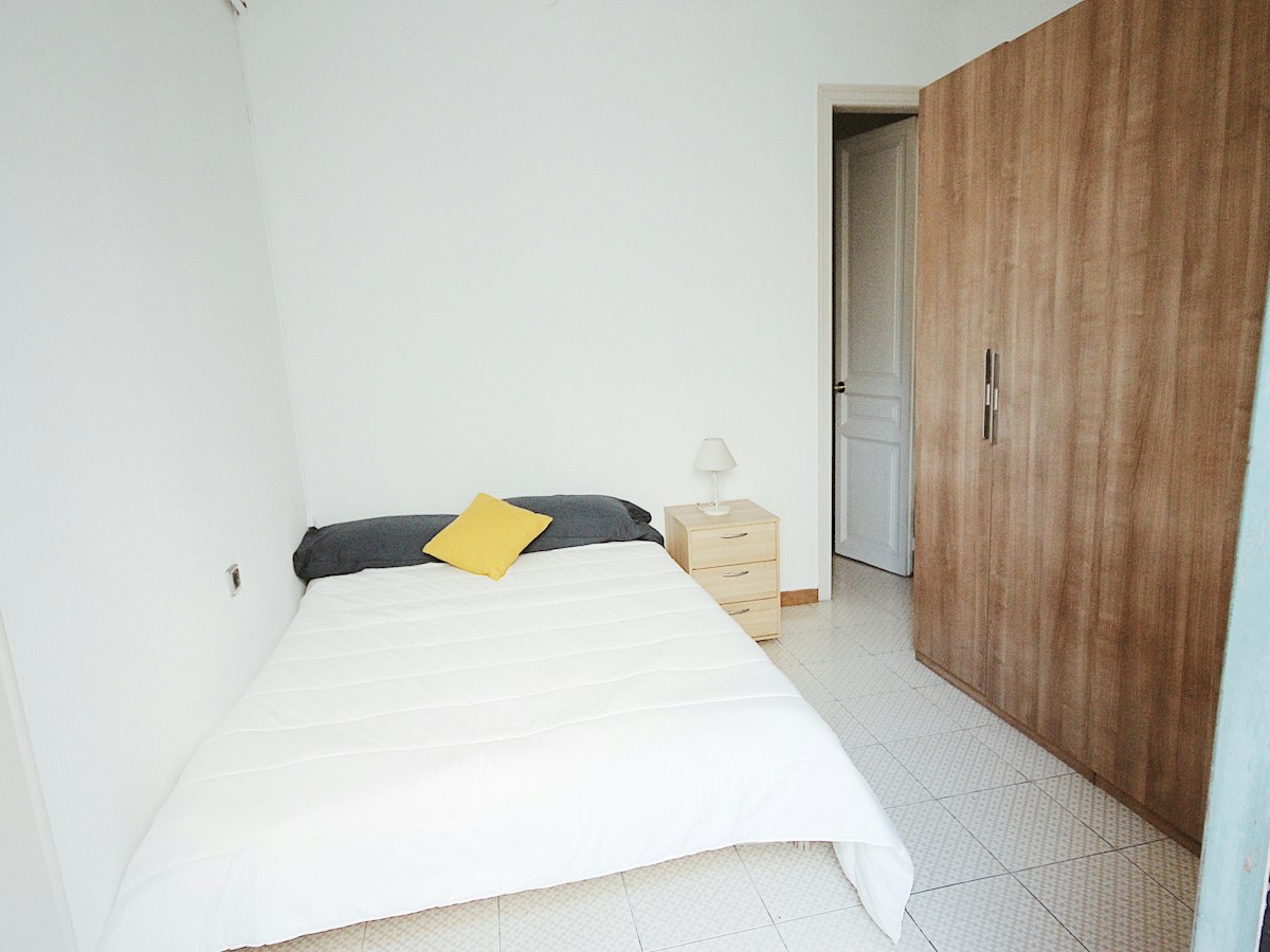 Furnished room in a 4-person shared flat in Gràcia · 2