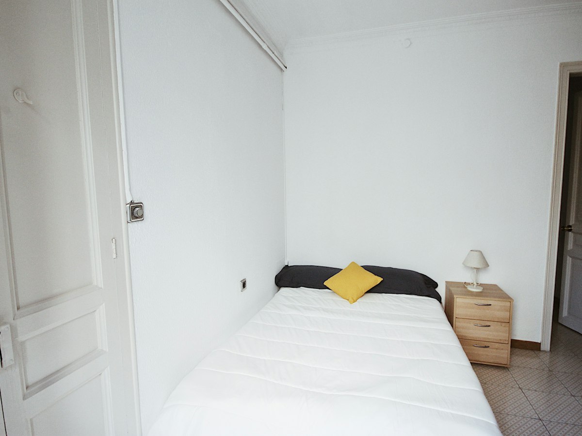 Furnished room in a 4-person shared flat in Gràcia · 3