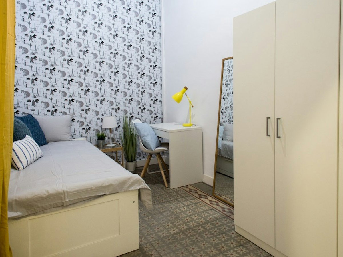 Furnished room in a 8-person shared flat in Gràcia · 2
