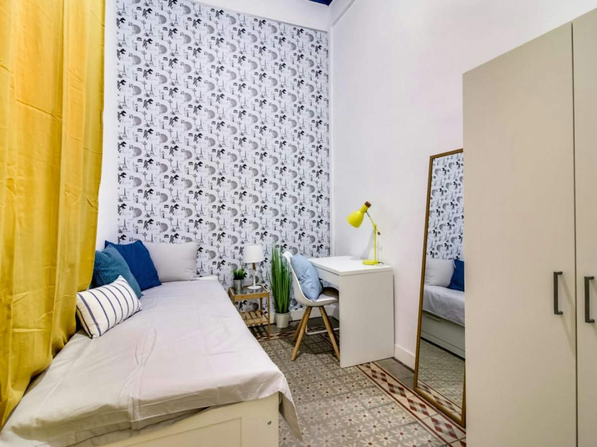 Furnished room in a 8-person shared flat in Gràcia · 3