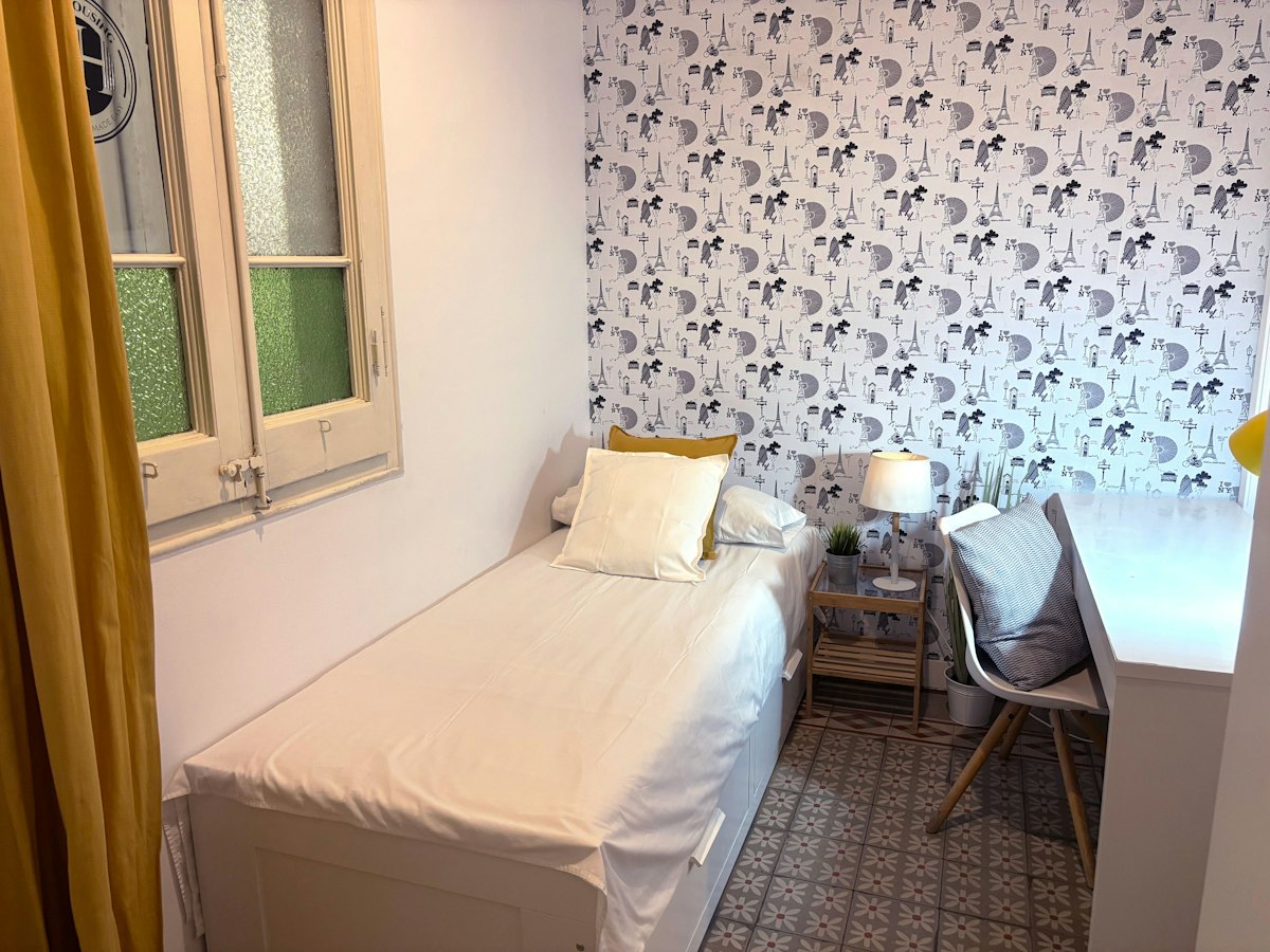 Furnished room in a 8-person shared flat in Gràcia · 4