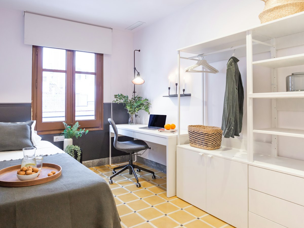 Habitación amueblada en piso compartido de 16 personas en Gràcia