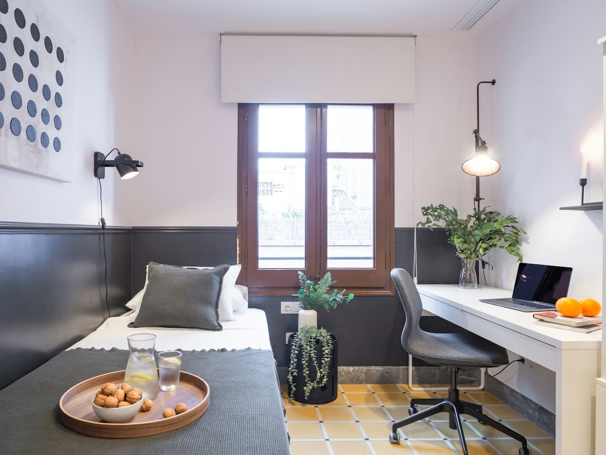 Habitación amueblada en piso compartido de 16 personas en Gràcia · 2