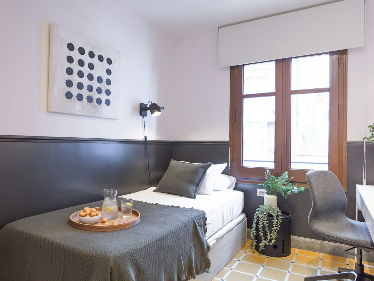 Habitación amueblada en piso compartido de 16 personas en Gràcia · 3