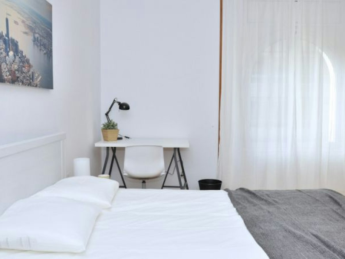 Furnished room in a 9-person shared flat in Gràcia · 3