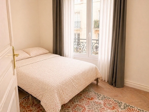 Room in a 4-person shared flat in Eixample · 4
