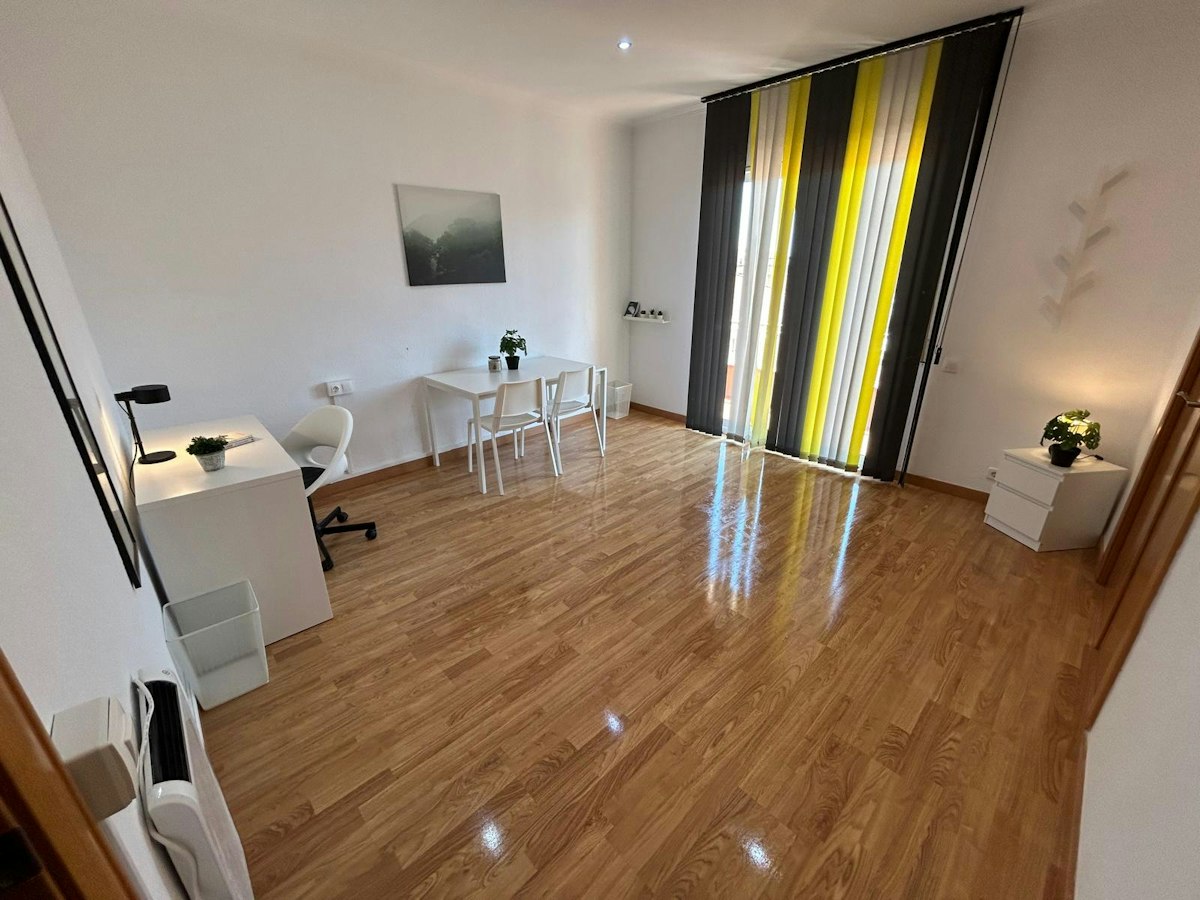 Furnished room in a 4-person shared flat in L'Hospitalet · 3