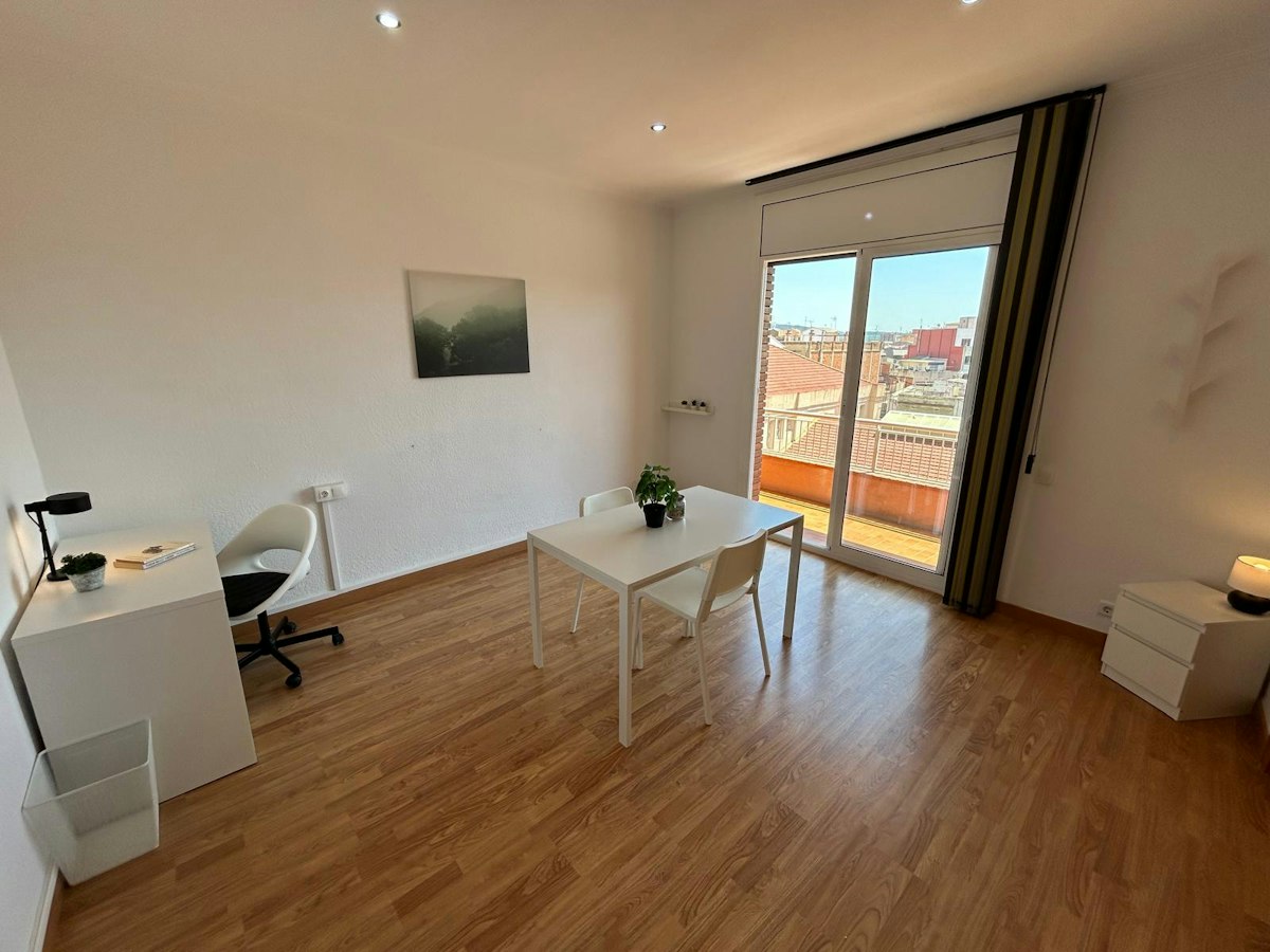 Furnished room in a 4-person shared flat in L'Hospitalet · 4