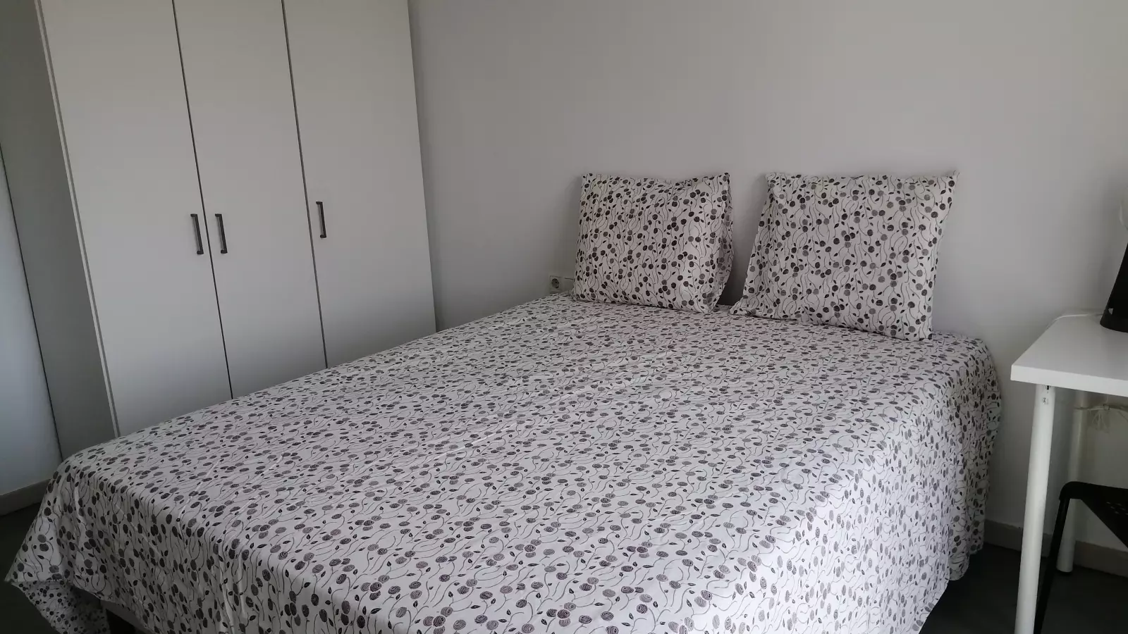 Habitación amueblada en piso compartido de 9 personas en Eixample · 2