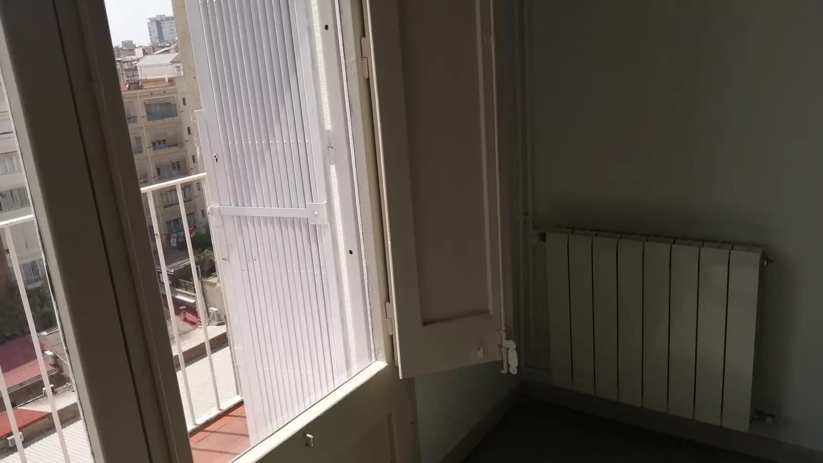 Habitación amueblada en piso compartido de 9 personas en Eixample · 4
