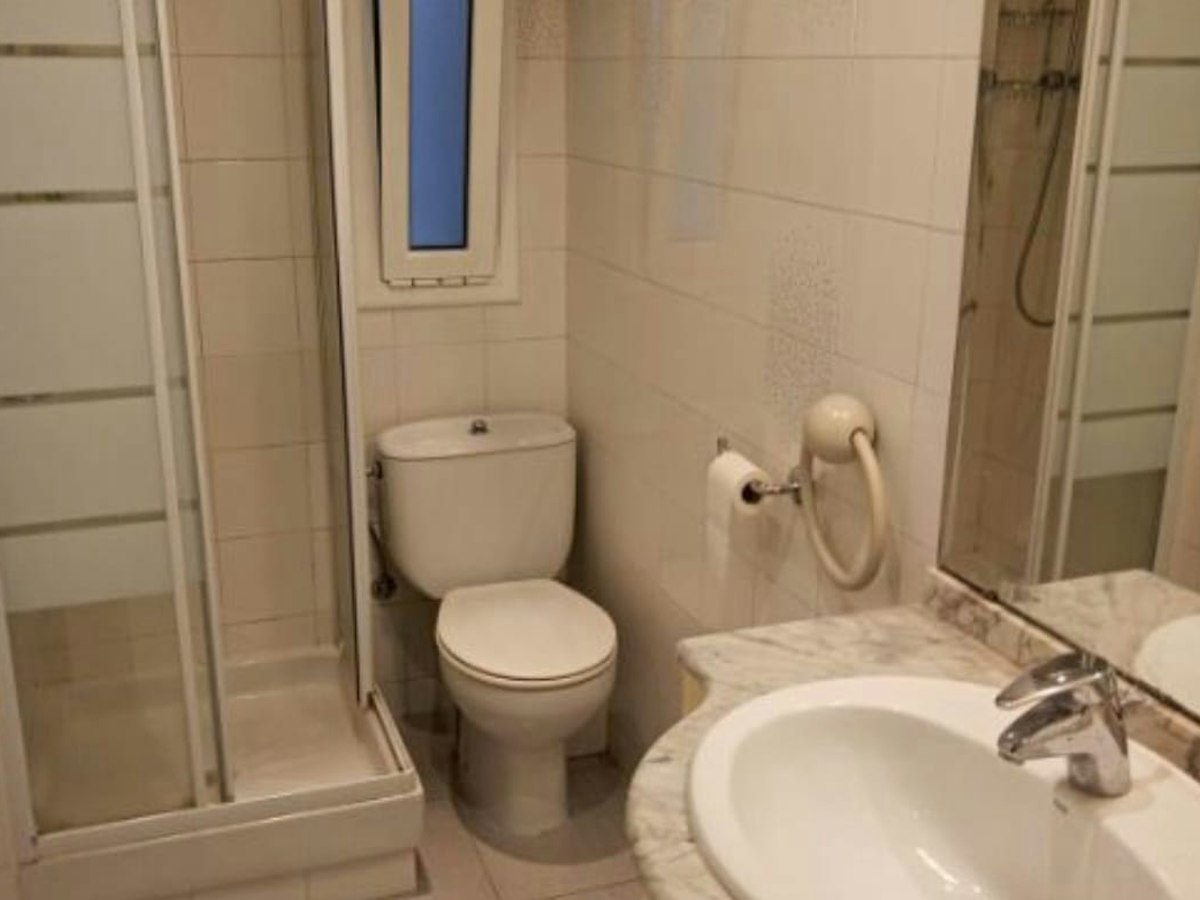 Habitación amueblada en piso compartido de 4 personas en Eixample · 2