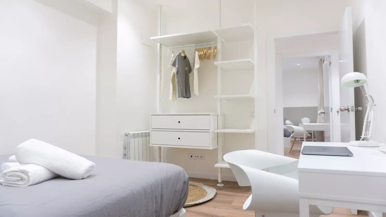 Habitación amueblada en piso compartido de 4 personas en Eixample · 4