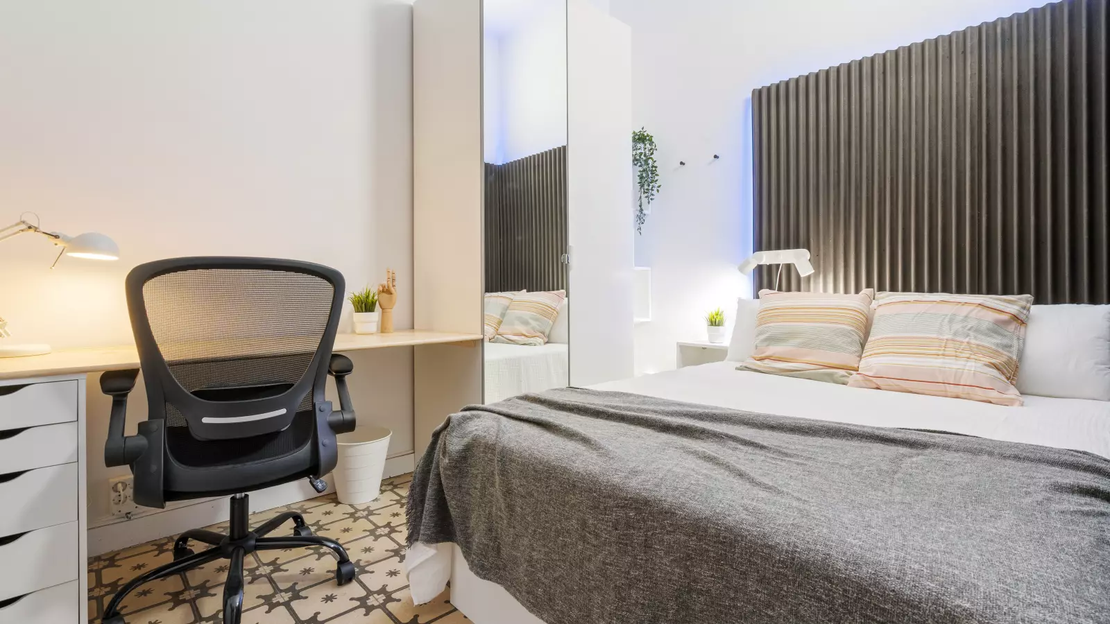 Furnished room in a shared flat in Eixample · 3