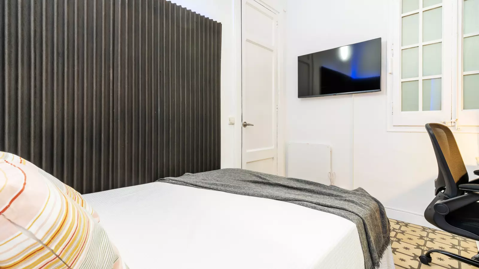 Furnished room in a shared flat in Eixample · 4