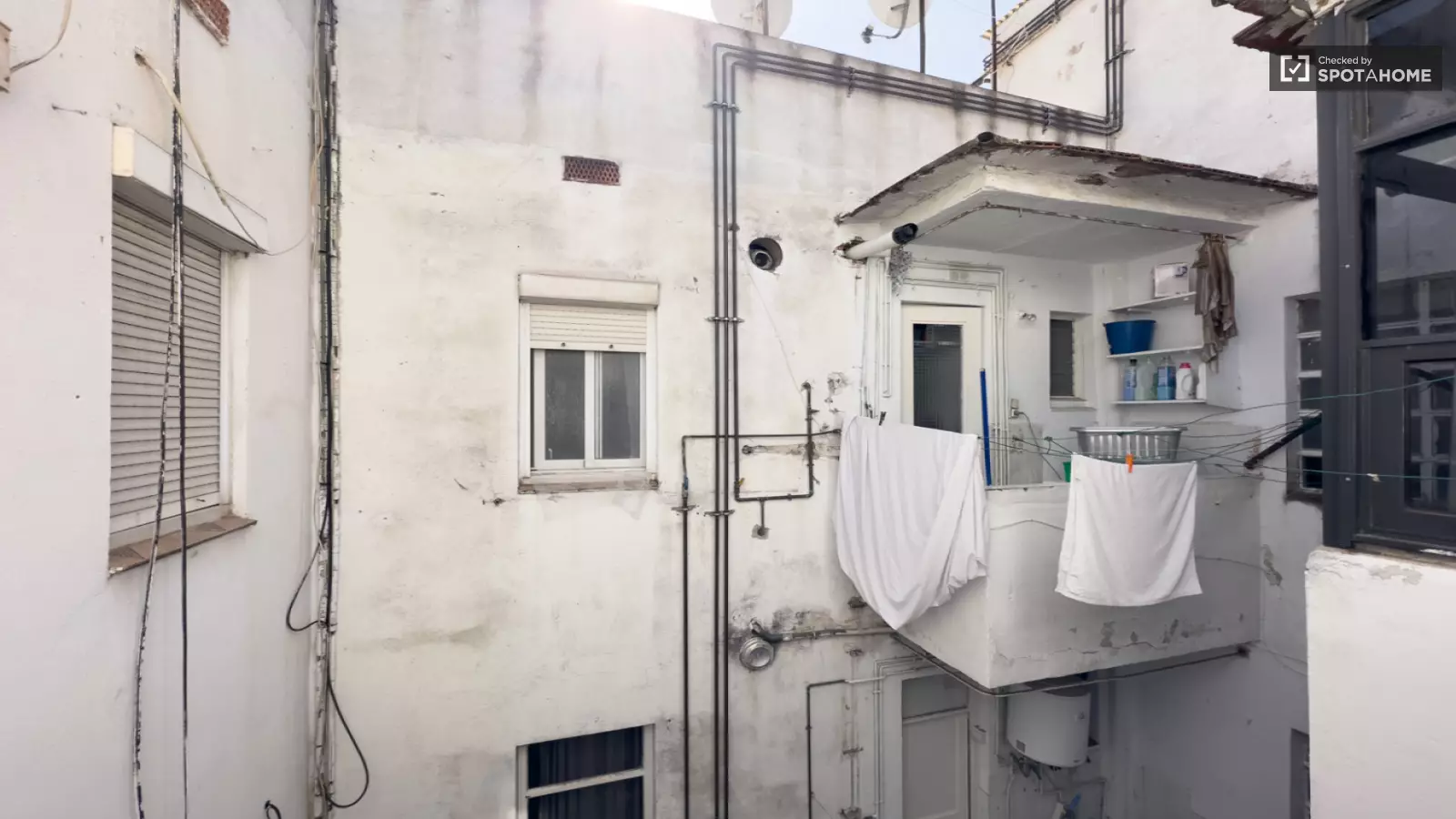 Furnished room in a shared flat in L'Hospitalet · 3