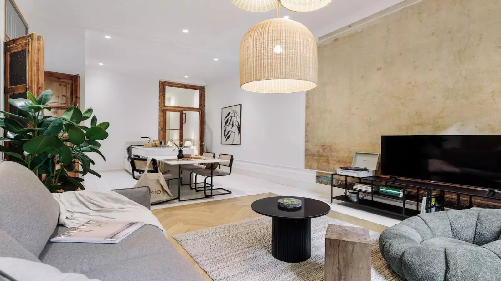 Furnished 1-bedroom flat in Eixample, 73 m² · 4