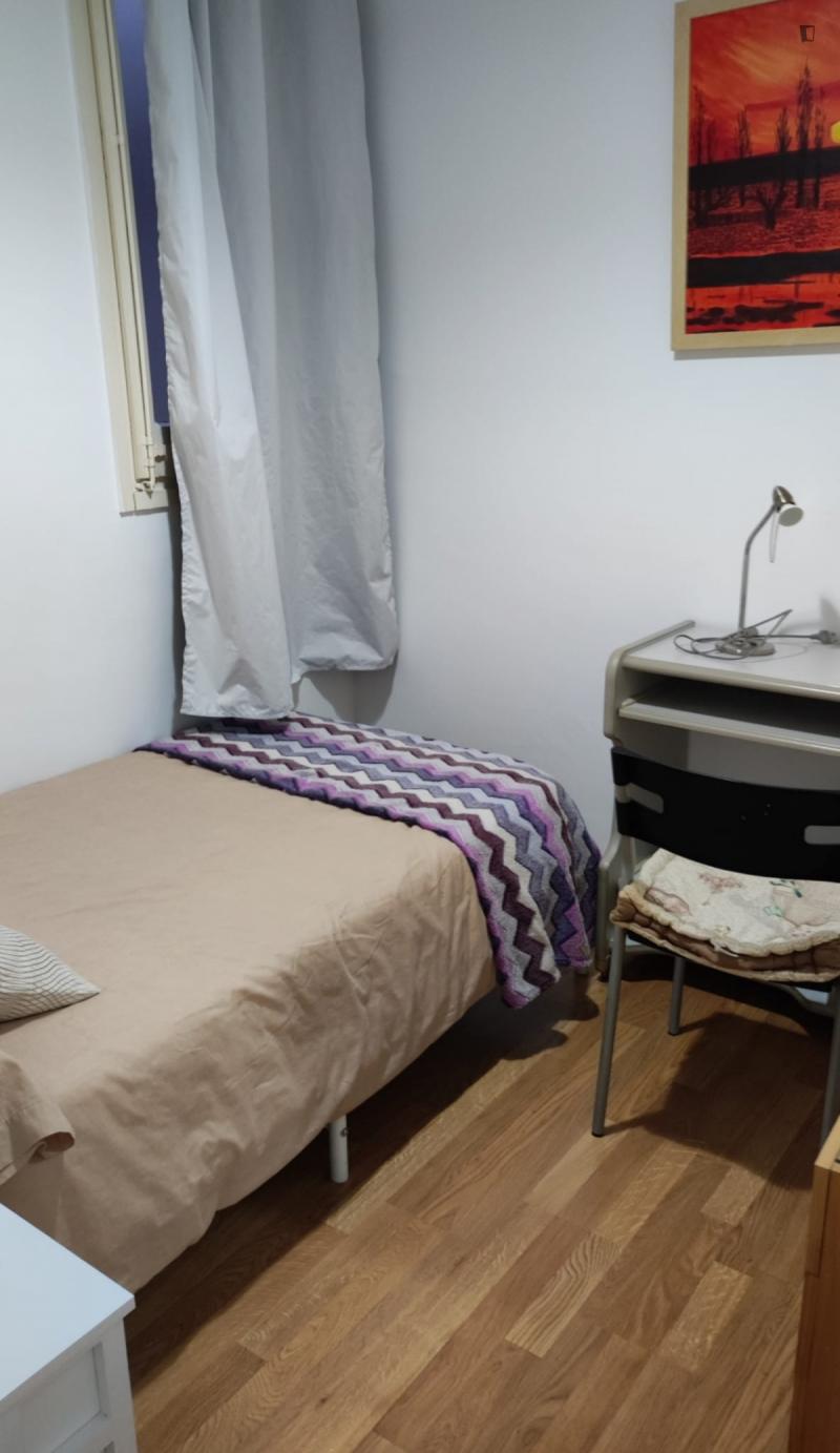 Furnished room in a 4-person shared flat in Sants-Montjuïc · 2