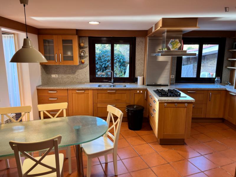 Habitación amueblada en piso compartido de 6 personas en Barcelona · 2