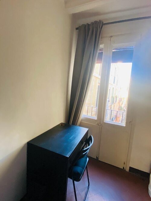 Room in a 5-person shared flat in Ciutat Vella · 4
