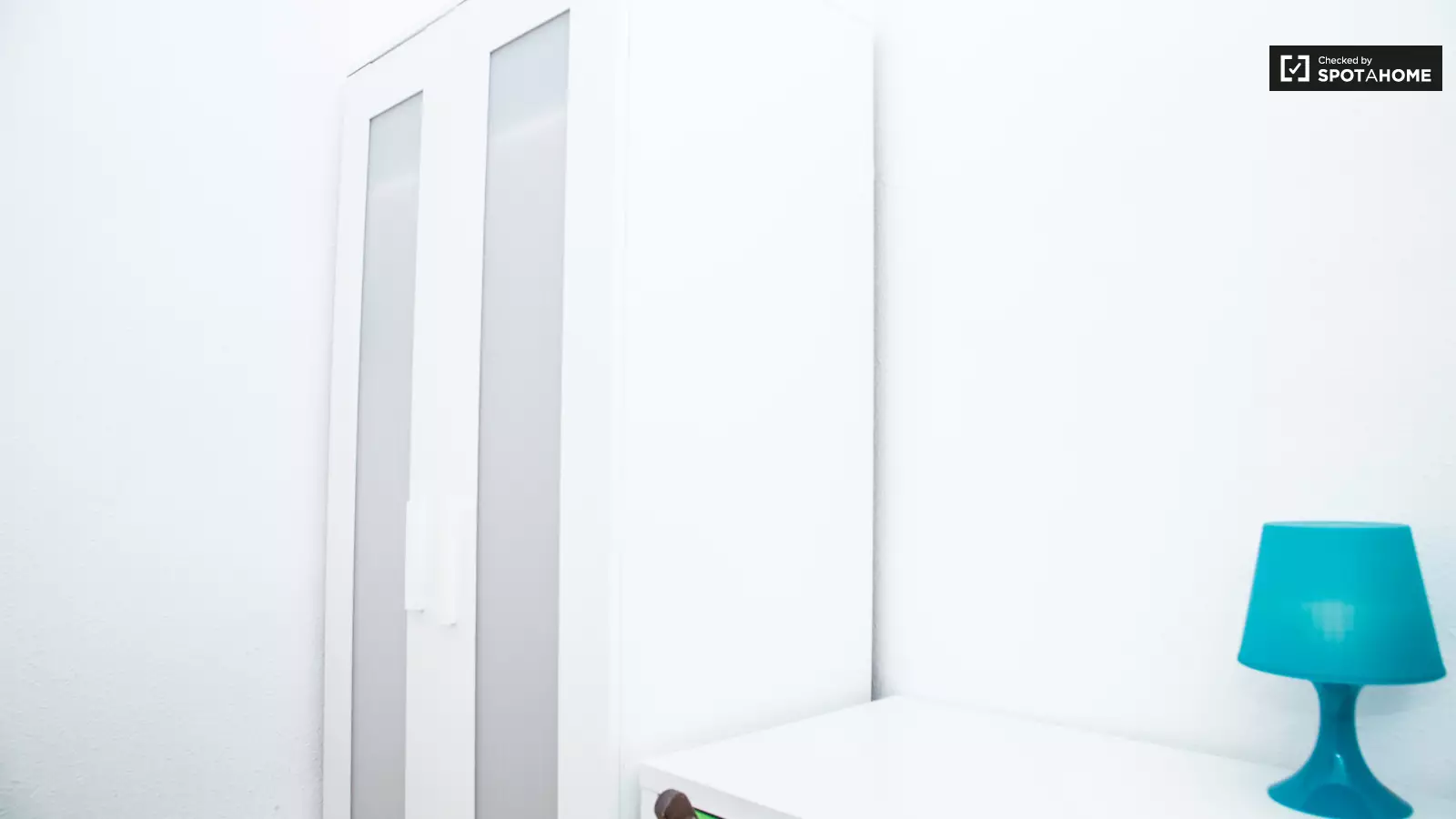 Habitación amueblada en piso compartido en Ciutat Vella · 3