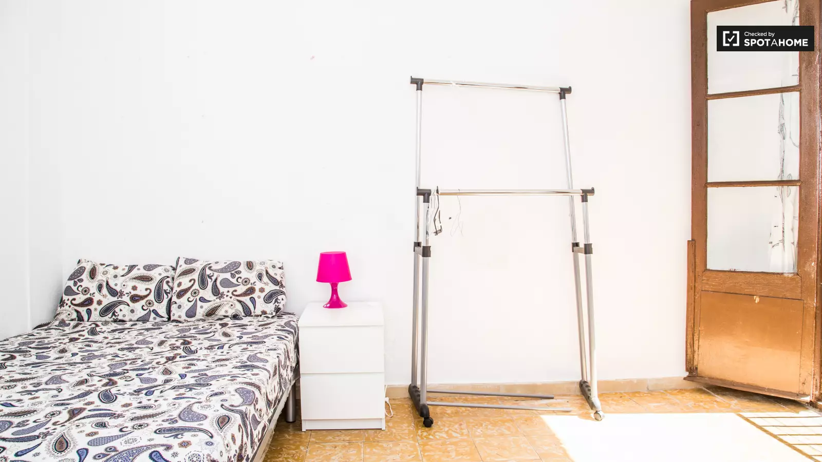 Habitación amueblada en piso compartido en Ciutat Vella · 4