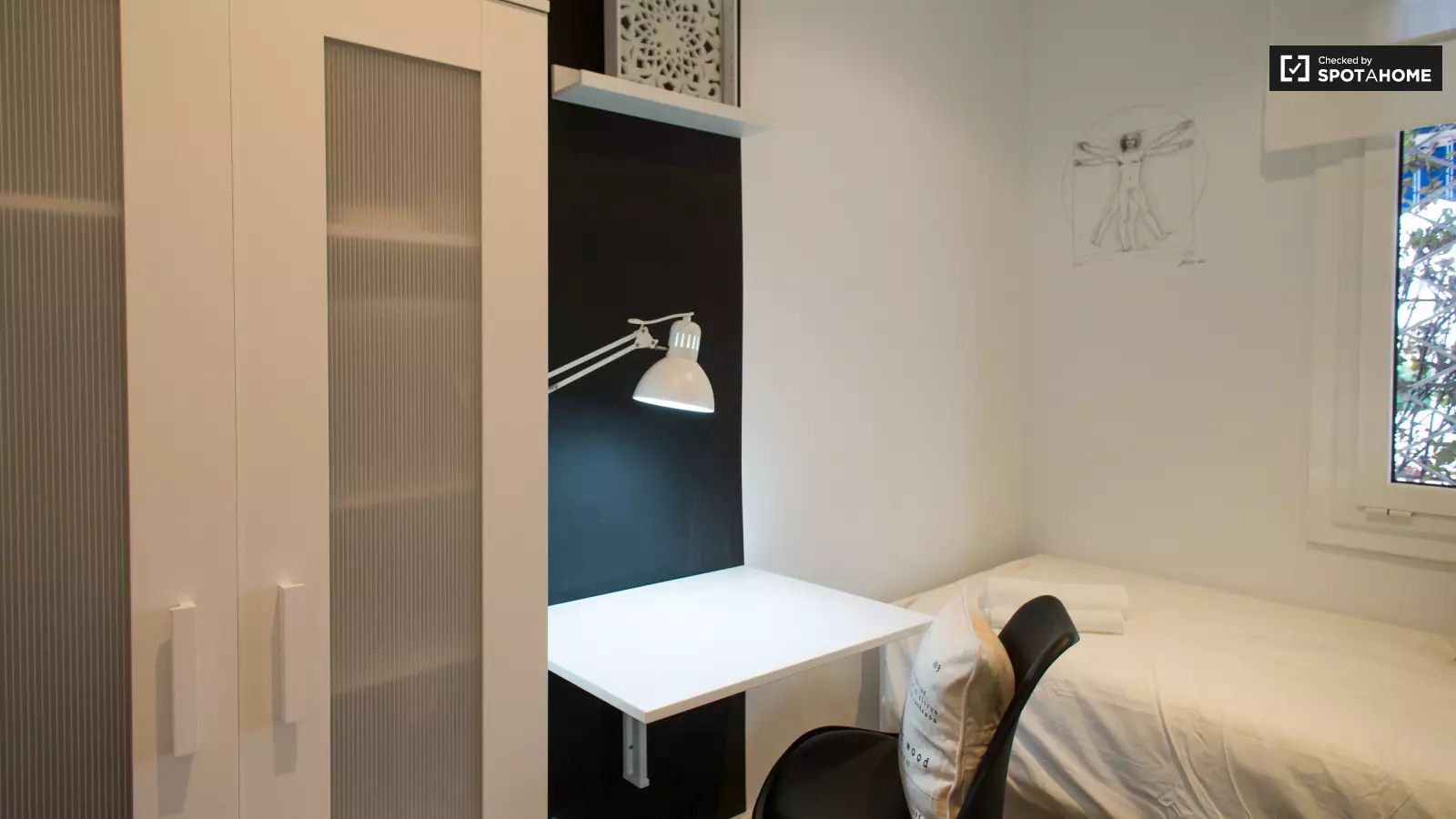 Furnished room in a 4-person shared flat in Gràcia · 2