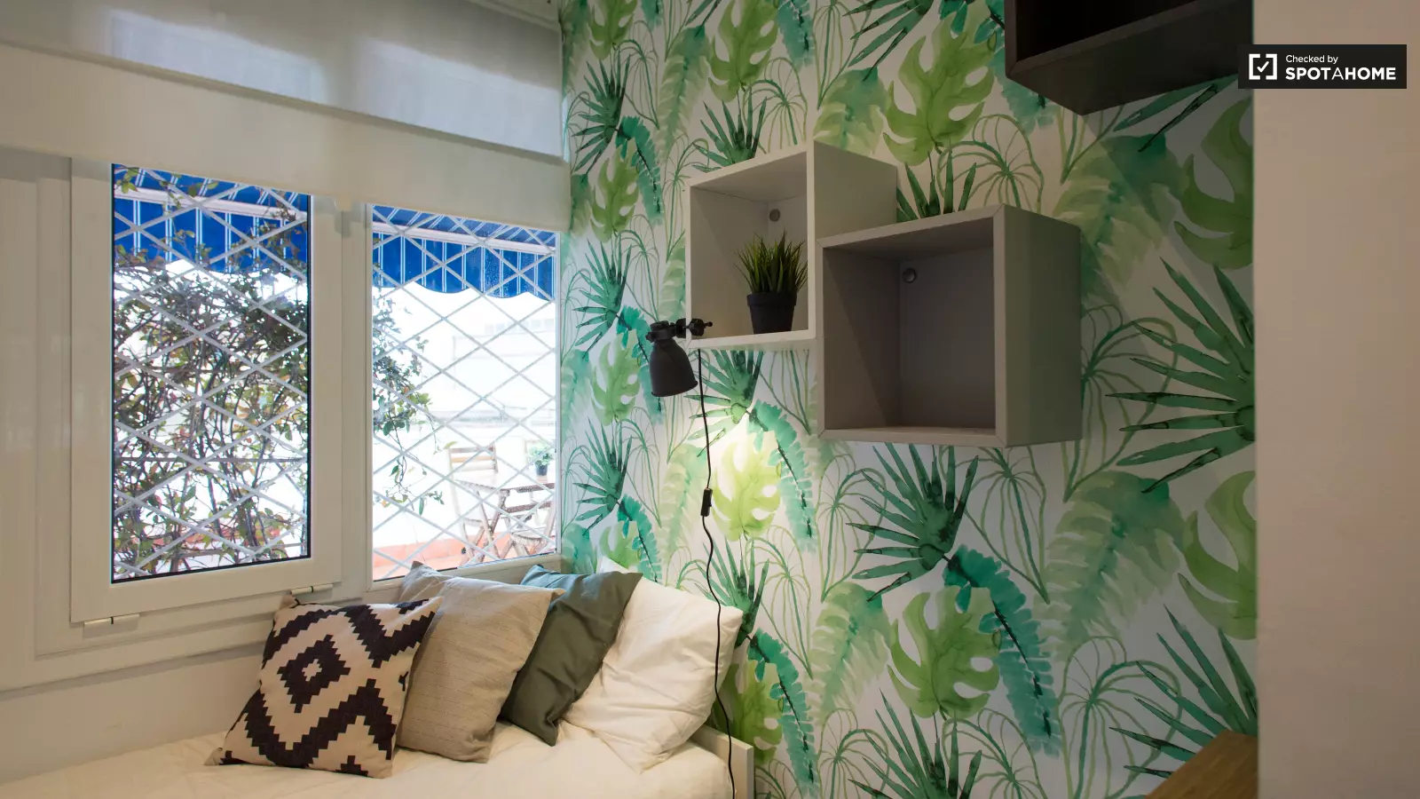 Furnished room in a 4-person shared flat in Gràcia · 3