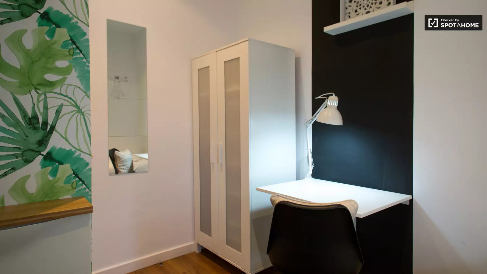 Furnished room in a 4-person shared flat in Gràcia · 4