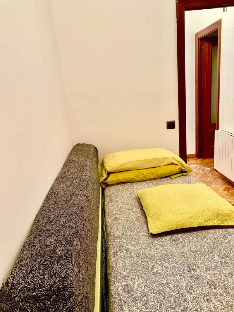 Furnished room in a 4-person shared flat in Eixample · 2