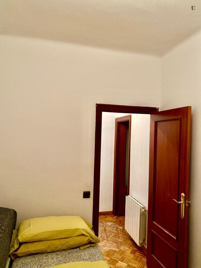 Furnished room in a 4-person shared flat in Eixample · 3