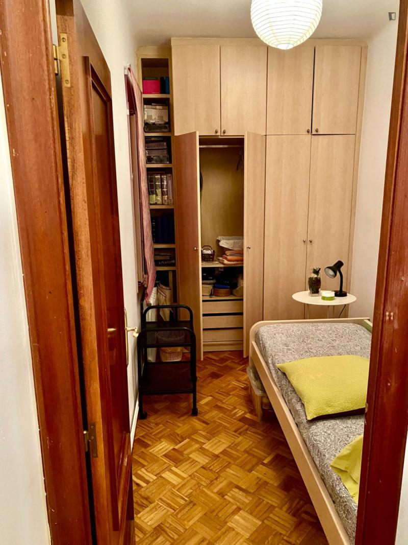 Furnished room in a 4-person shared flat in Eixample · 4