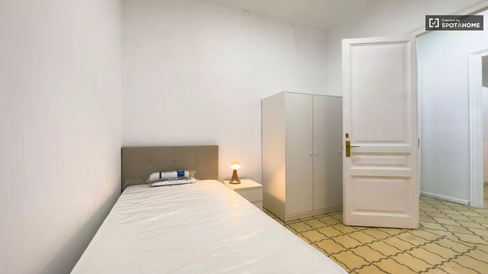 Habitación amueblada en piso compartido de 6 personas en Gràcia · 2