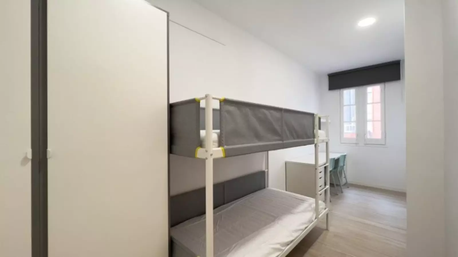 Furnished room in a 12-person shared flat in Sants-Montjuïc · 2
