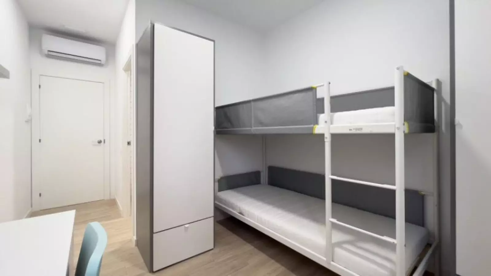 Furnished room in a 12-person shared flat in Sants-Montjuïc · 4