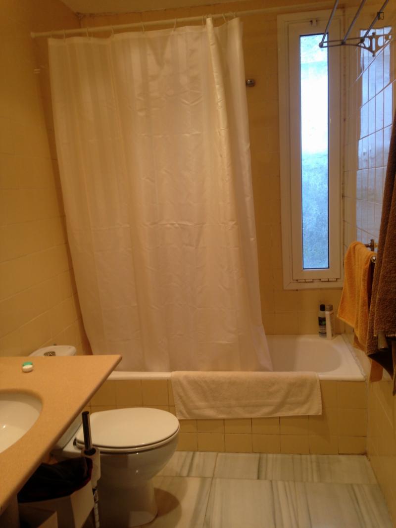 Habitación amueblada en piso compartido de 4 personas en Sarrià–Sant Gervasi · 2