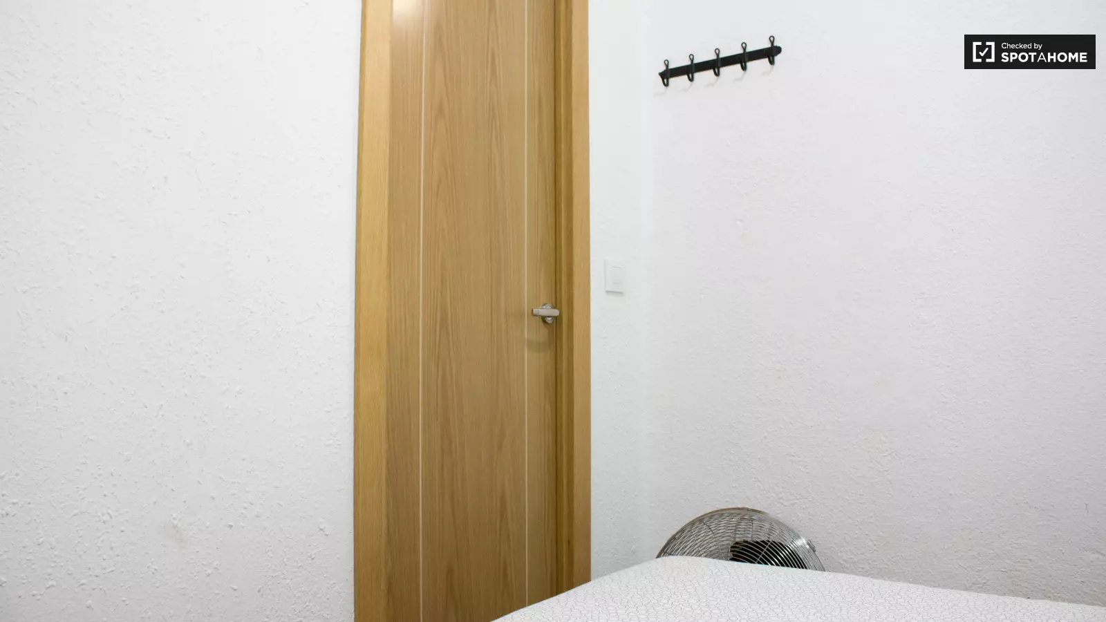 Furnished room in a 3-person shared flat in Ciutat Vella · 3