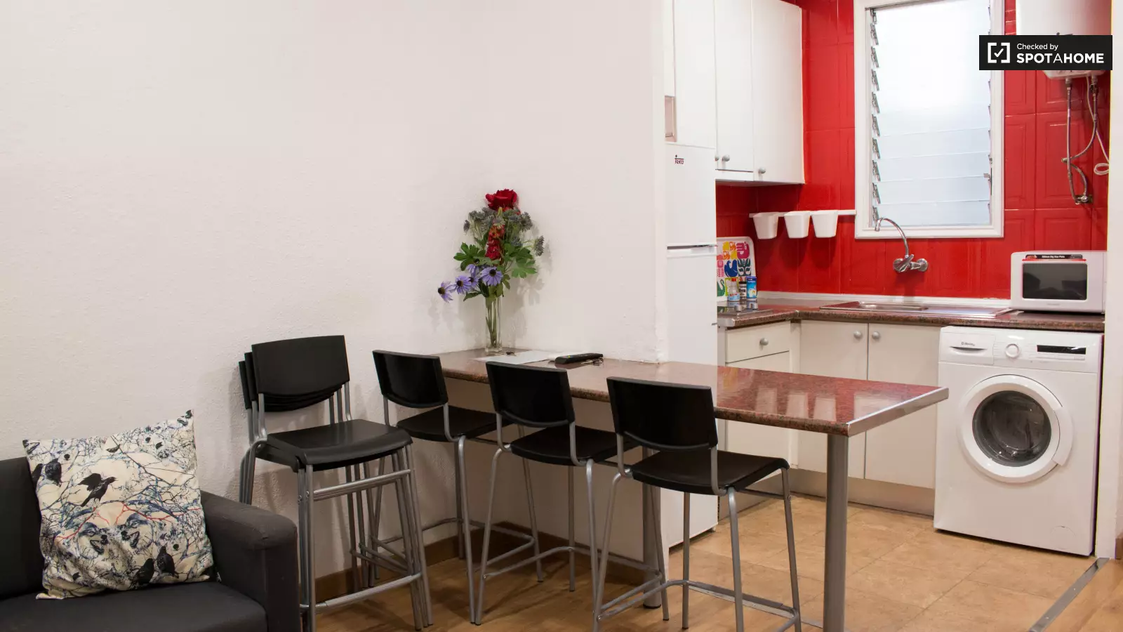 Furnished room in a 3-person shared flat in Ciutat Vella · 4